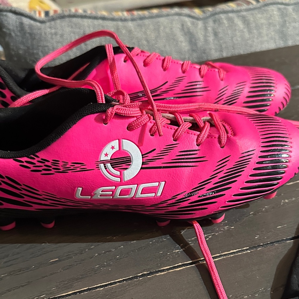 LEOCI Pink Soccer Cleats